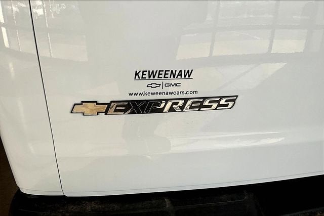 2025 Chevrolet Express Passenger 1LT