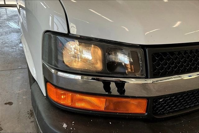 2025 Chevrolet Express Passenger 1LT