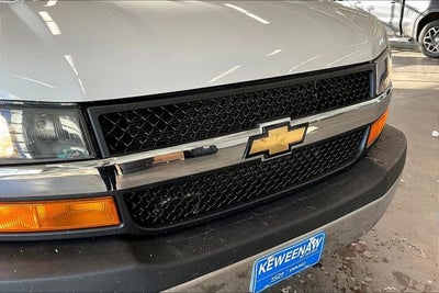 2025 Chevrolet Express Passenger 1LT