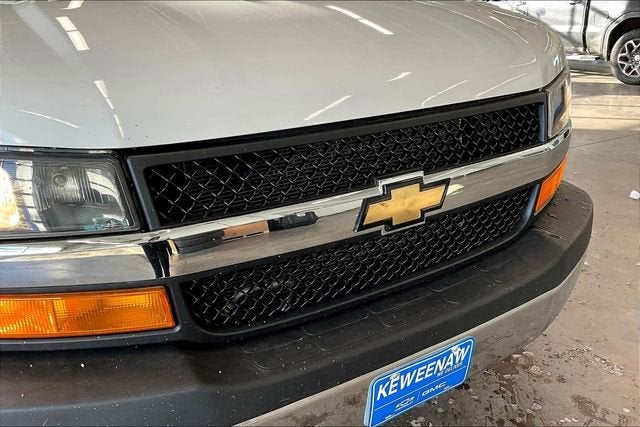 2025 Chevrolet Express Passenger 1LT