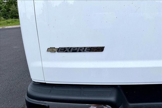 2025 Chevrolet Express Passenger 1LT